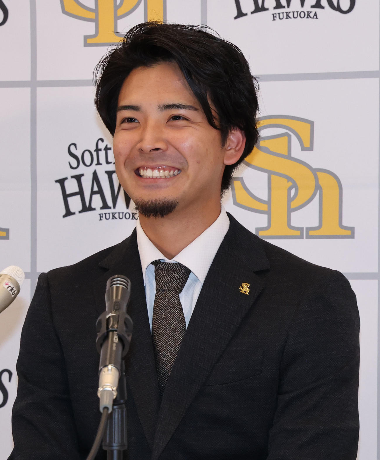 契約更改を終えたソフトバンク大野は会見で笑顔（撮影・梅根麻紀）