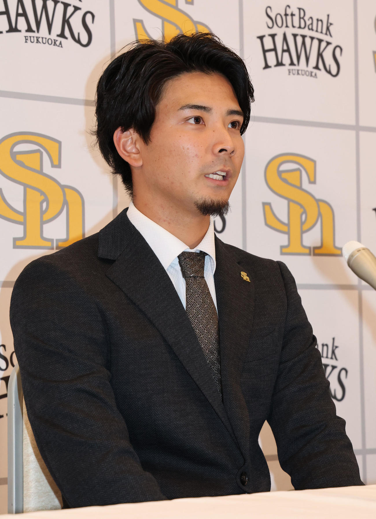 契約更改を終えたソフトバンク大野は会見で話をする（撮影・梅根麻紀）