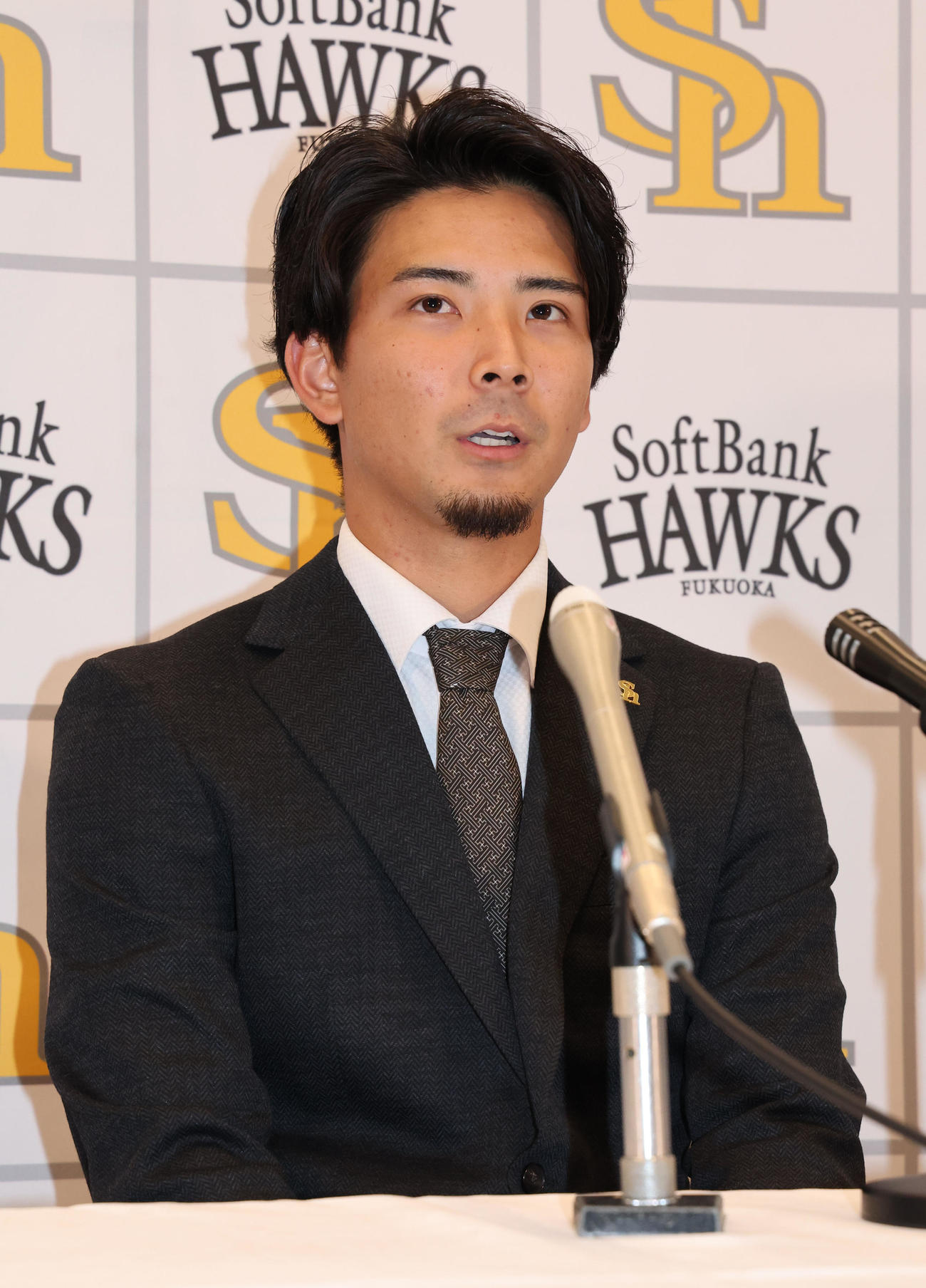 契約更改を終えたソフトバンク大野は会見で話をする（撮影・梅根麻紀）