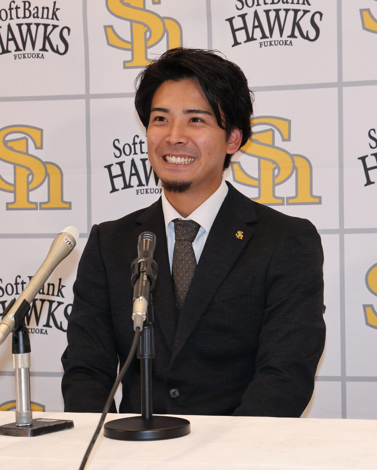 契約更改を終えたソフトバンク大野は会見で笑顔（撮影・梅根麻紀）