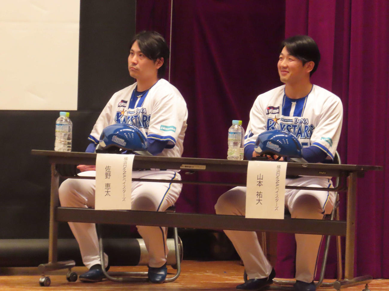 「～未来のあんしんをつくる～高校生と考える交通安全教室」に参加したDeNA佐野（左）と山本