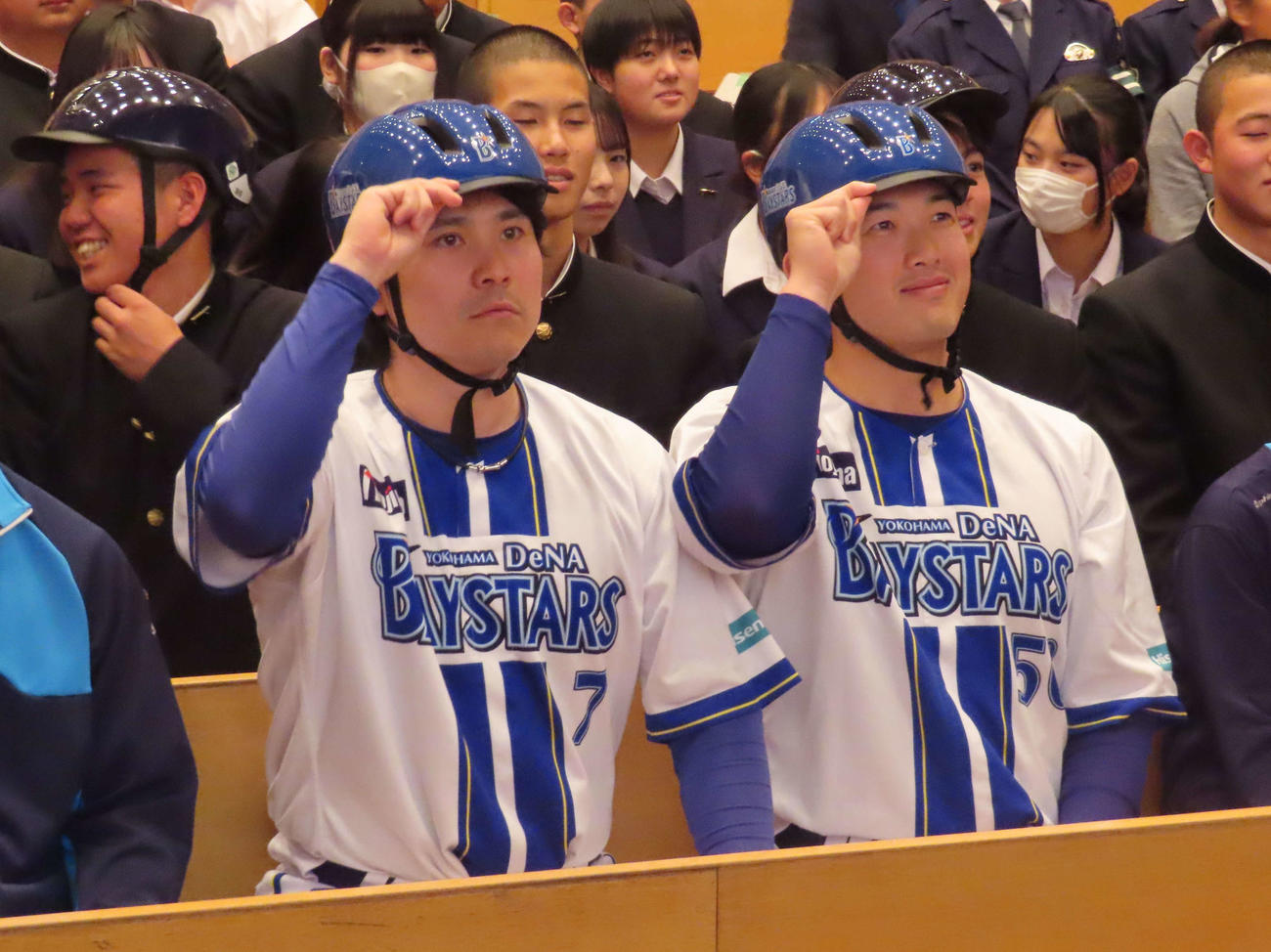 「～未来のあんしんをつくる～高校生と考える交通安全教室」に参加したDeNA佐野（左）と山本