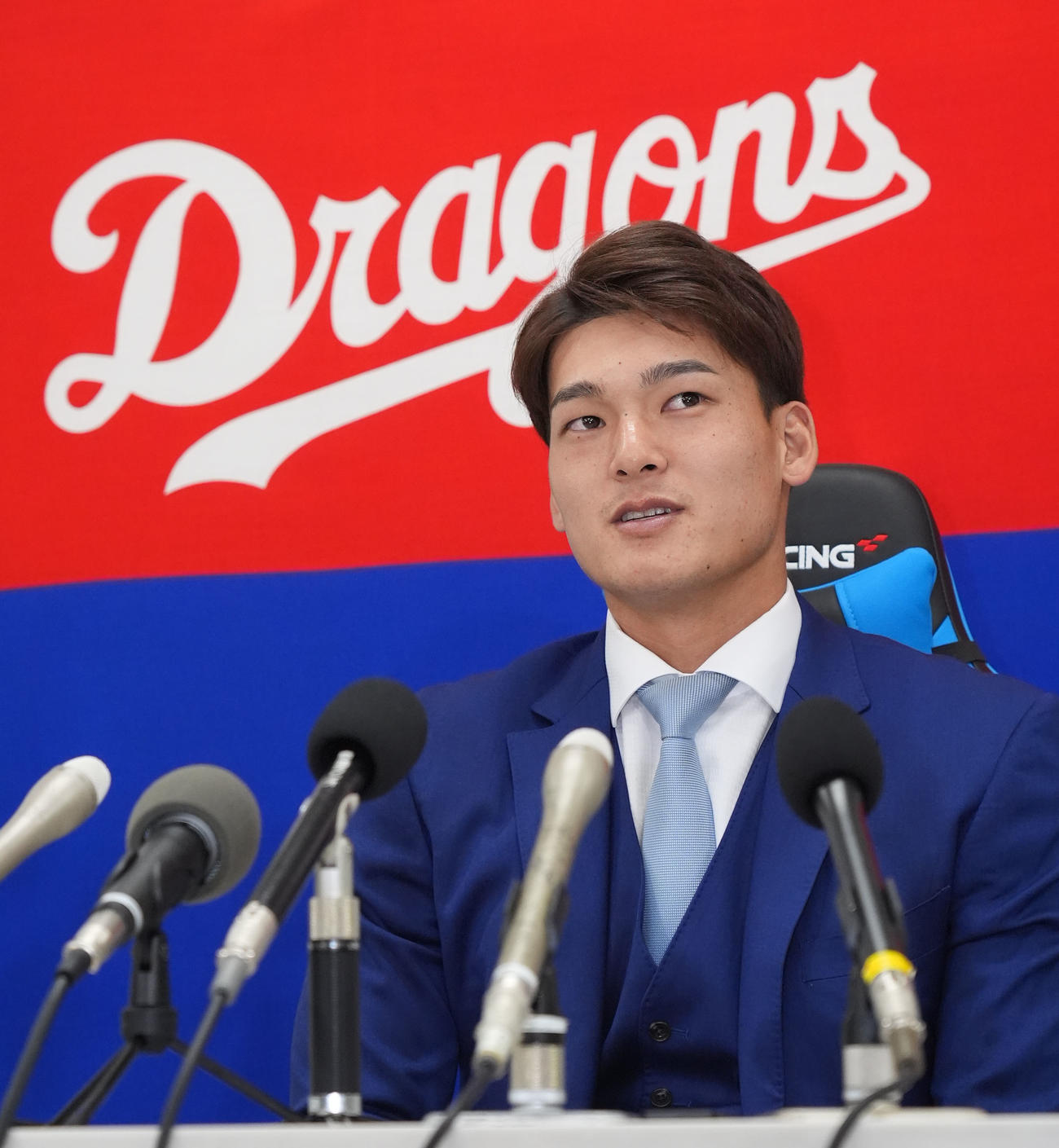 契約交渉を終え会見する石川昂（撮影・森本幸一）