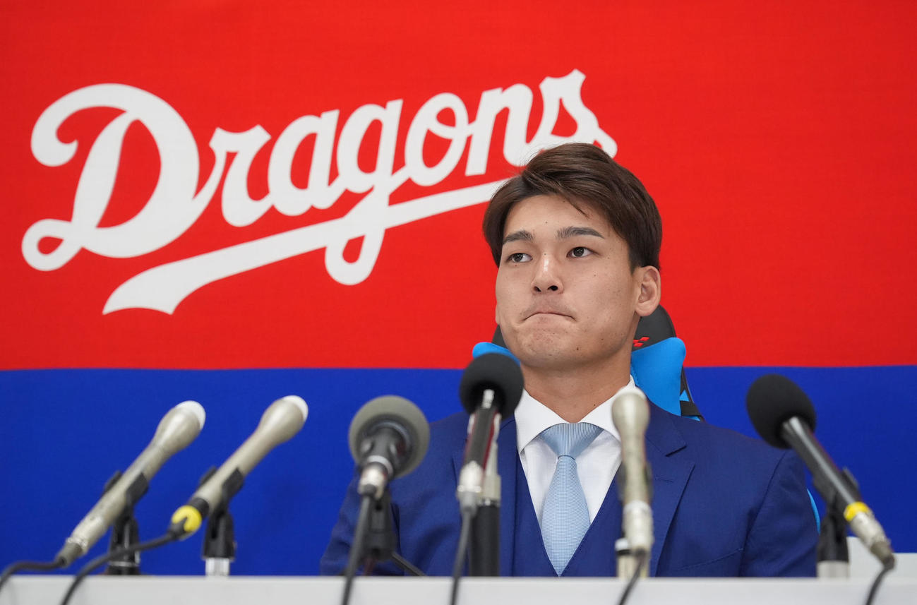 契約交渉を終え会見する石川昂（撮影・森本幸一）