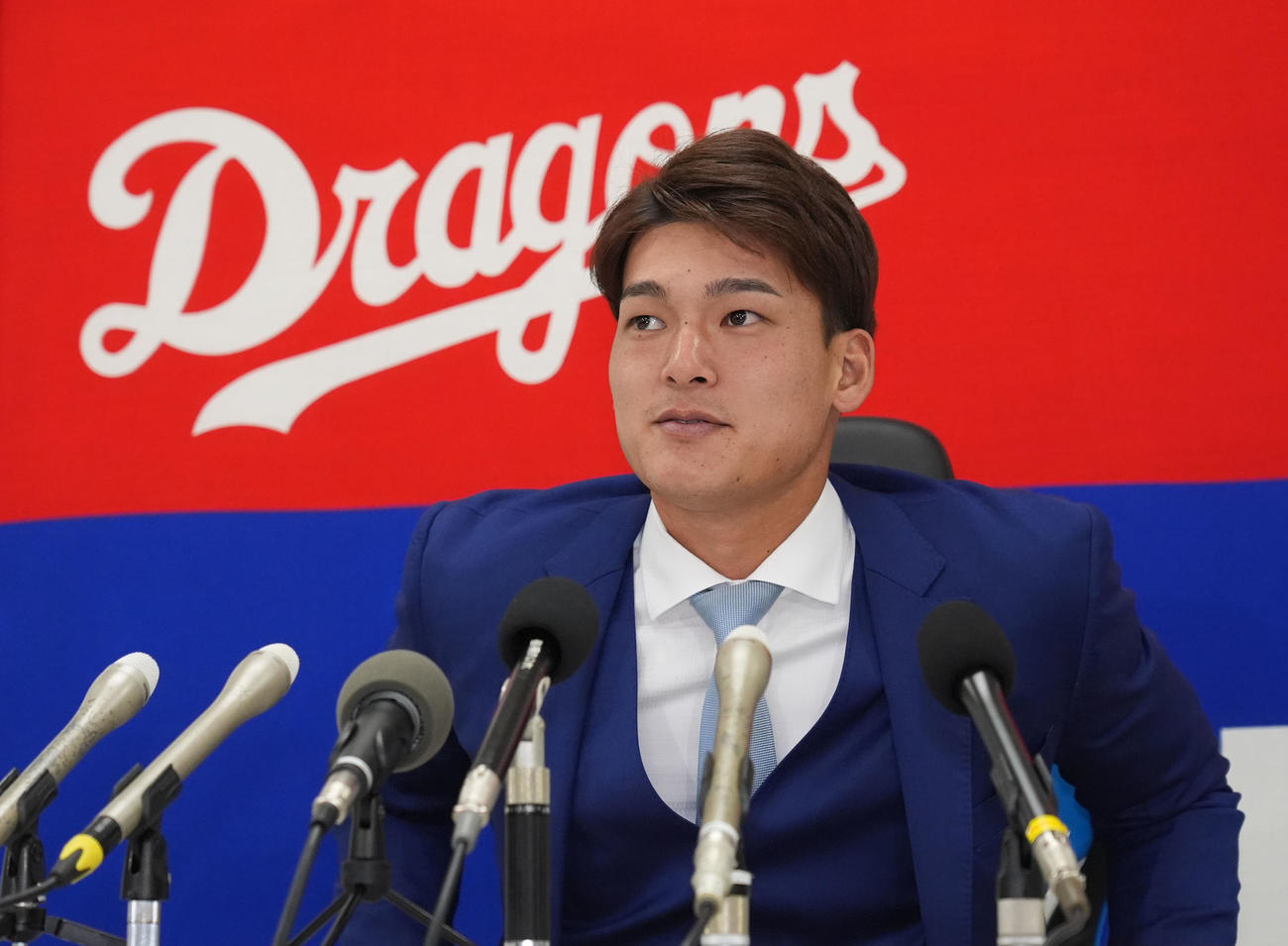 契約交渉を終え会見の席に着く石川昂（撮影・森本幸一）