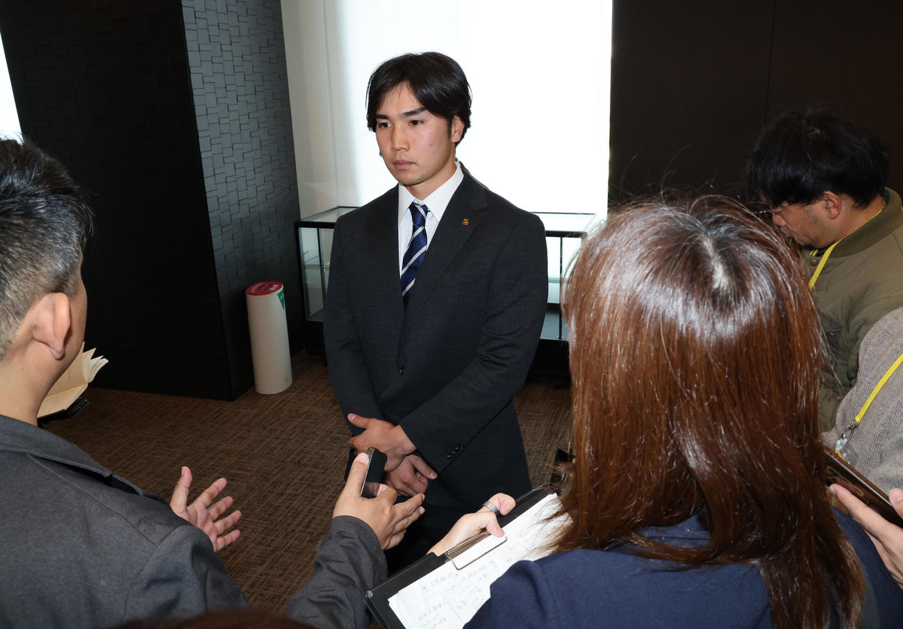 契約更改を終えたソフトバンク広瀬隆は報道陣に囲まれる（撮影・梅根麻紀）