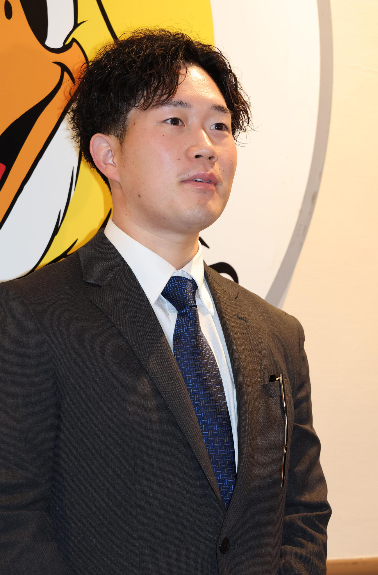契約更改を終えたソフトバンク安徳は会見で話をする（撮影・梅根麻紀）