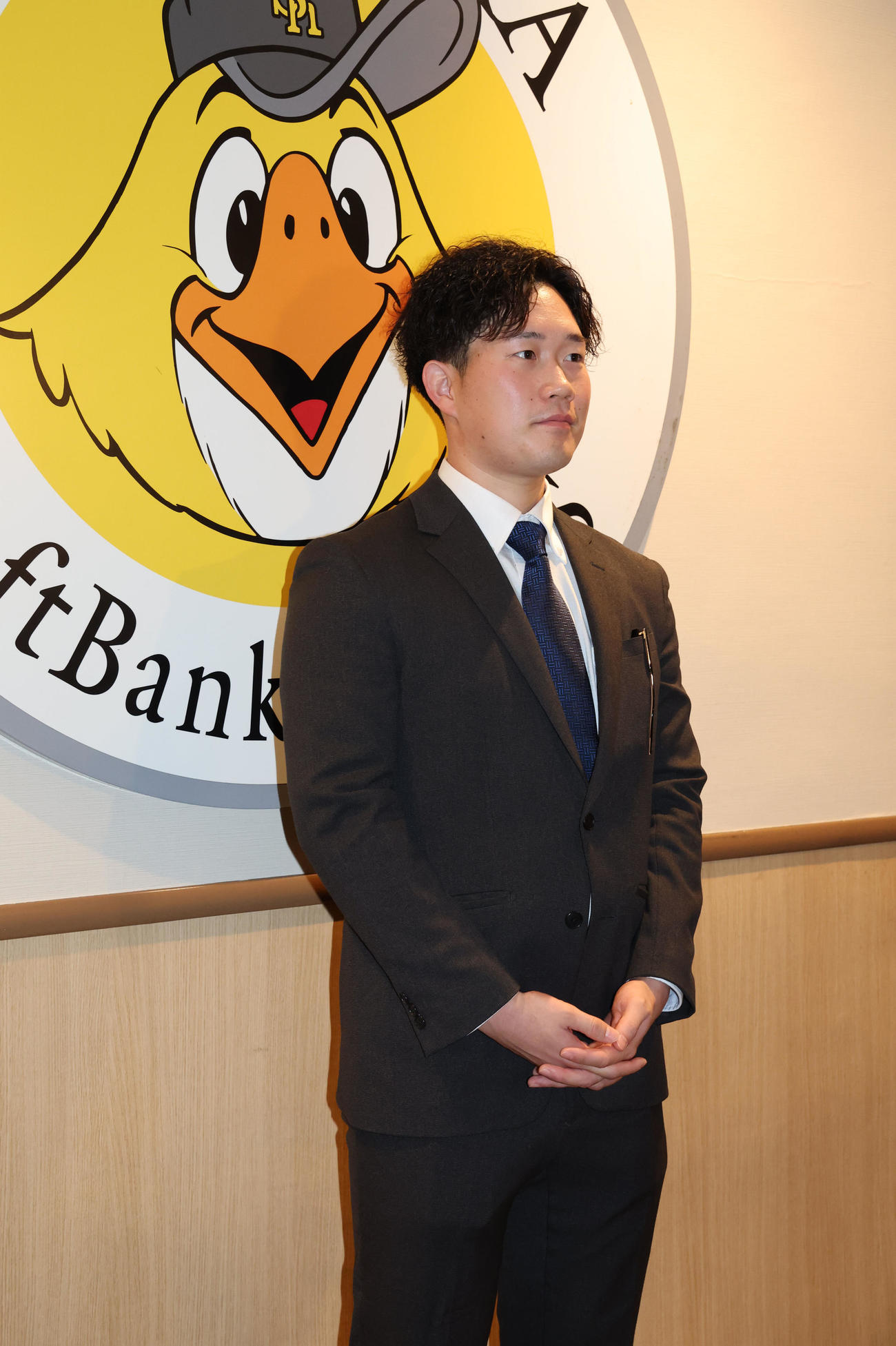契約更改を終えたソフトバンク安徳は会見で話をする（撮影・梅根麻紀）