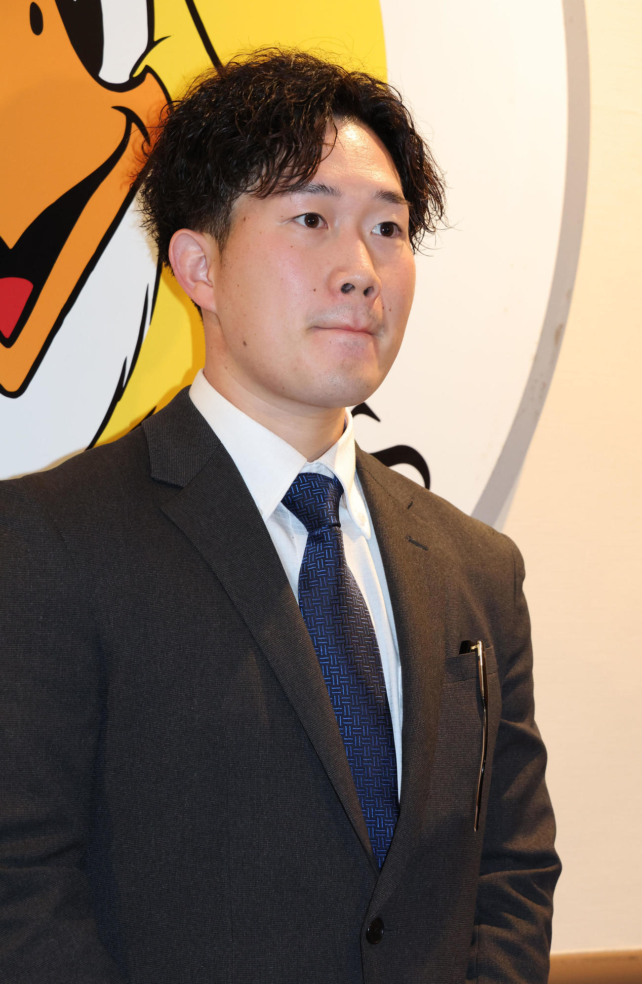 契約更改を終えたソフトバンク安徳は会見で話をする（撮影・梅根麻紀）