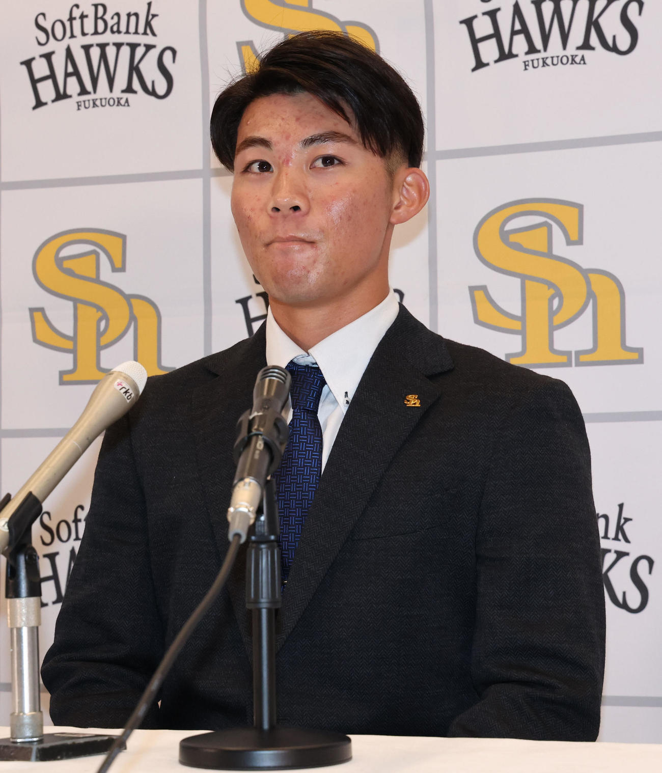 契約更改を終えたソフトバンク庄子は会見で話をする（撮影・梅根麻紀）