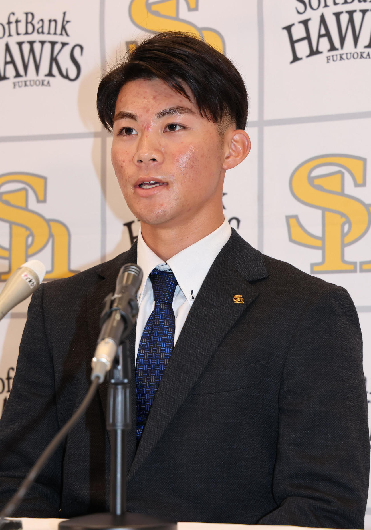 契約更改を終えたソフトバンク庄子は会見で話をする（撮影・梅根麻紀）
