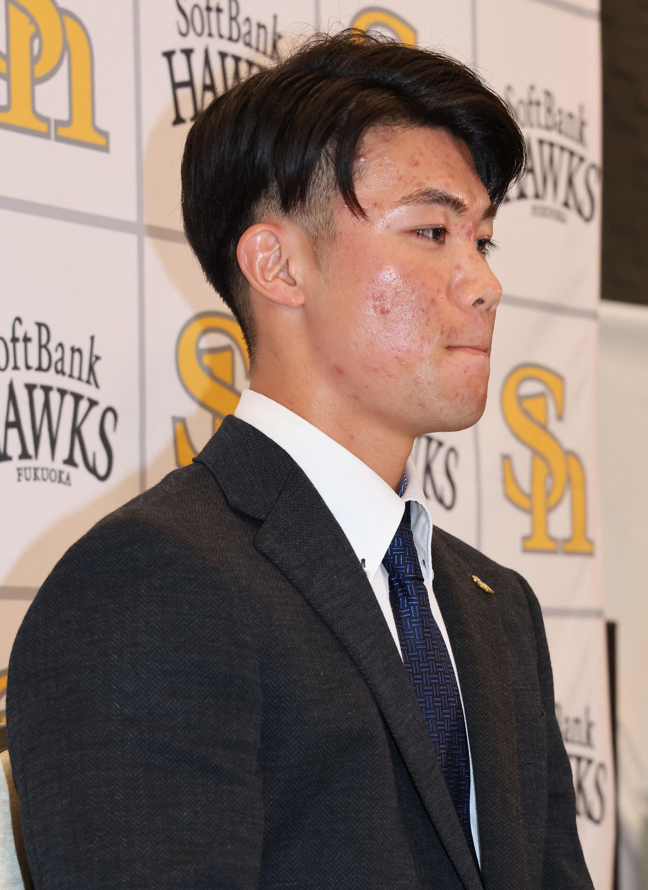 契約更改を終えたソフトバンク庄子は会見で話をする（撮影・梅根麻紀）