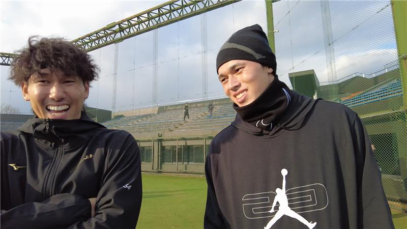 野球教室をおこなったロッテ高野脩（左）とドジャース佐々木（球団提供）