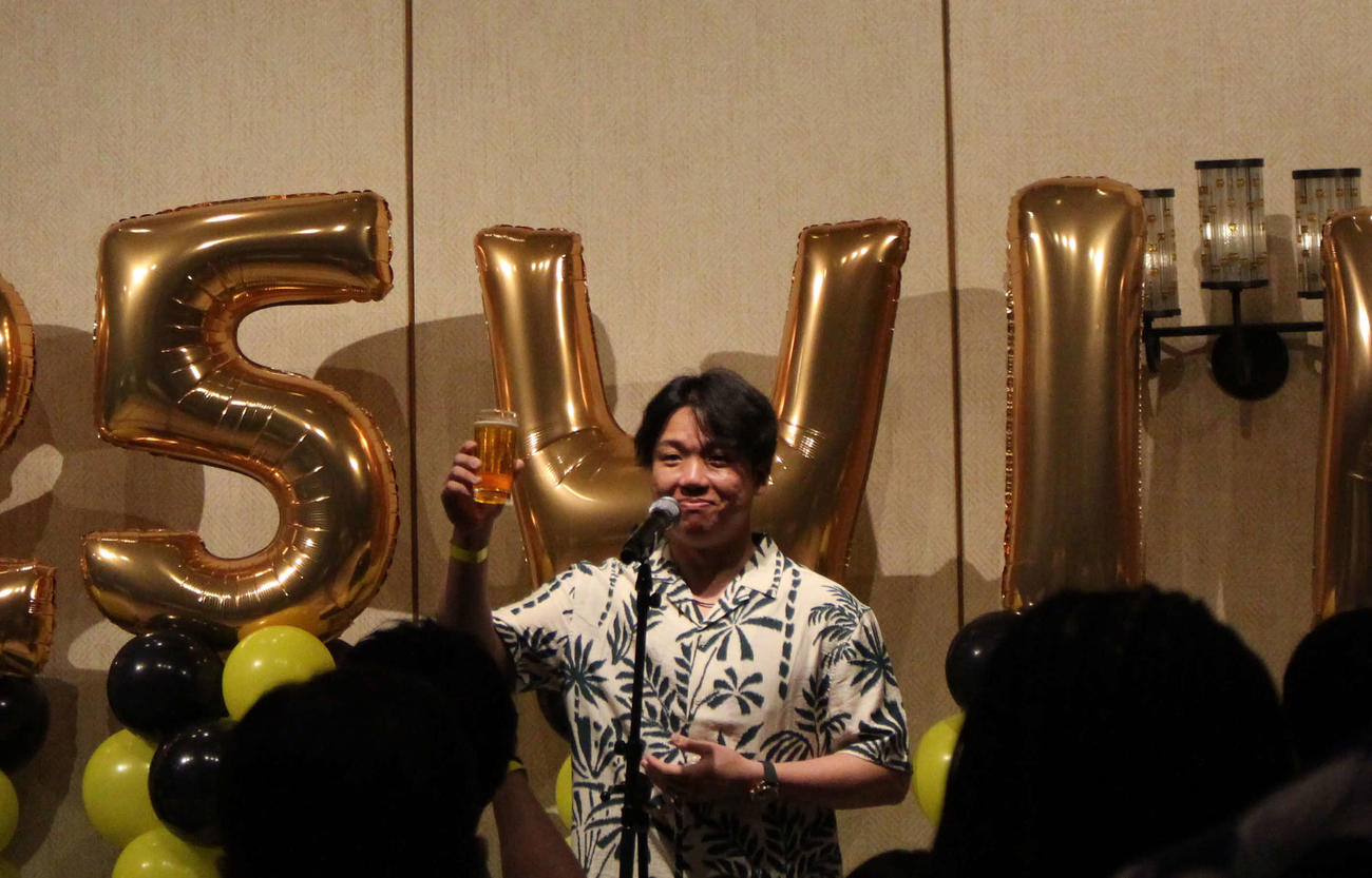 ハワイ優勝旅行の初日に行われた祝賀会で乾杯のあいさつをする阪神村上（撮影・磯綾乃）2025年12月17日、ハワイ