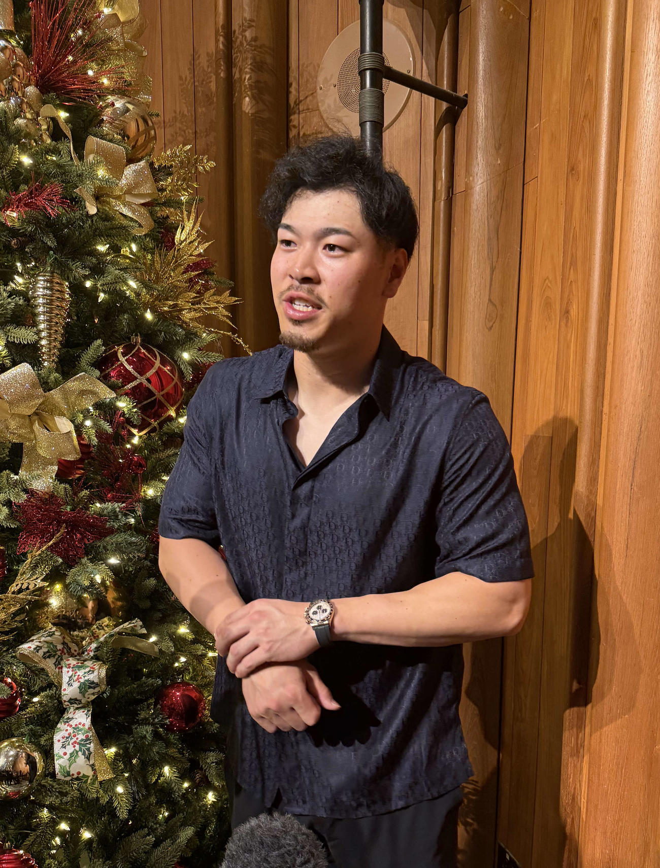 ハワイ優勝旅行初日に行われた祝賀会に参加した阪神佐藤輝（撮影・磯綾乃）