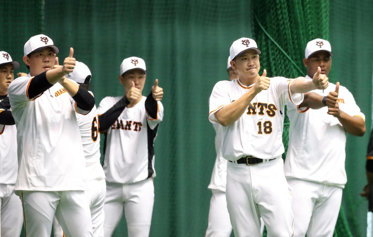 視力トレーニングをする山口（左）、菅野（右）ら投手陣（2022年2月14日撮影）