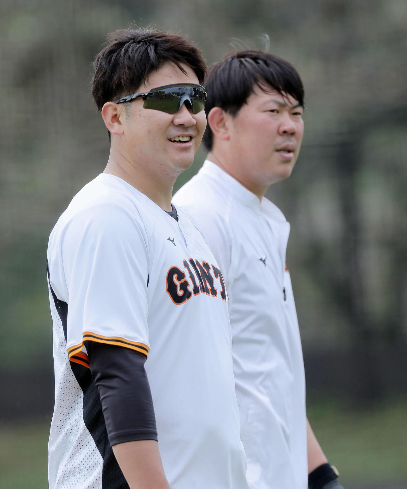 笑顔で調整する巨人菅野（左）と山口（2022年2月16日撮影）