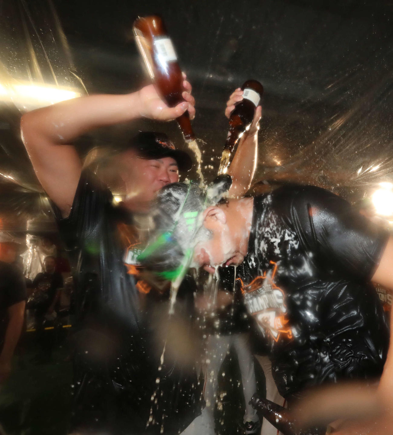 セ・リーグ優勝の祝勝会で山口（後方）にビールをかけられる菅野（2019年9月21日撮影）