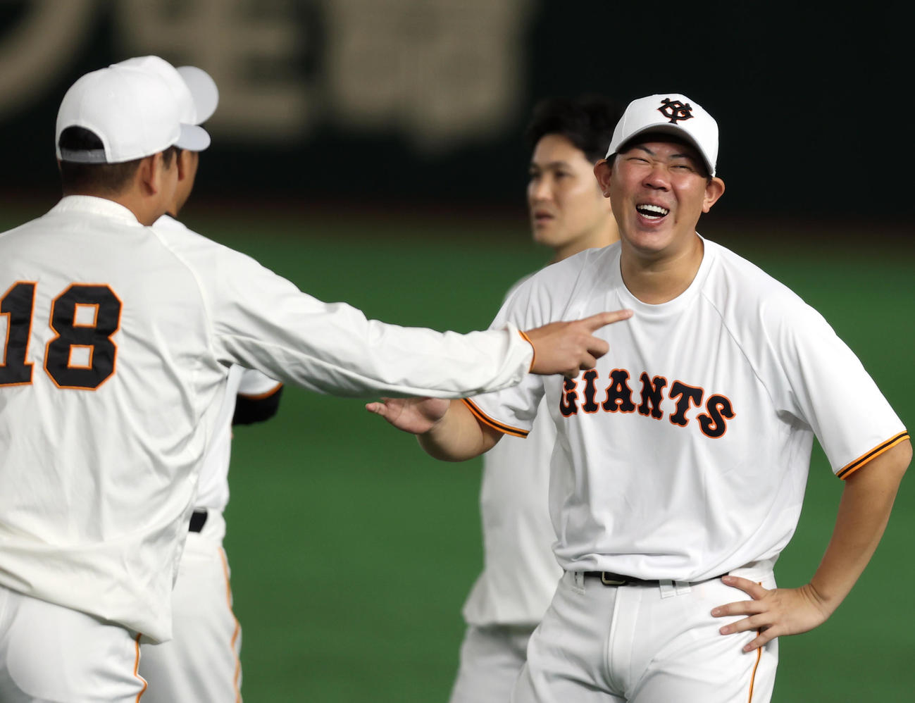 菅野（左）と談笑する山口（2021年11月1日撮影）
