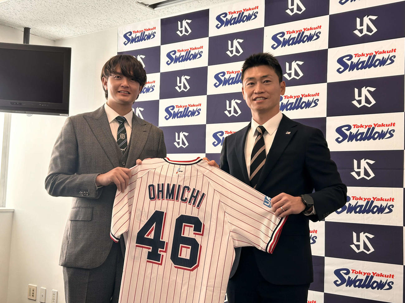 入団会見後、笑顔を見せるヤクルト大道と青木GM特別補佐（撮影・上田悠太）