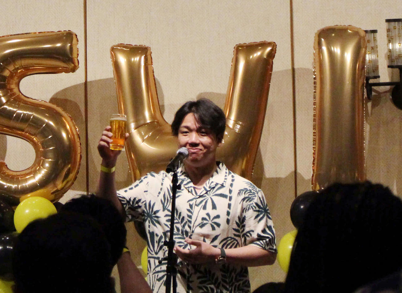 ハワイ優勝旅行の初日に行われた祝賀会で、乾杯のあいさつをする阪神村上（撮影・磯綾乃）