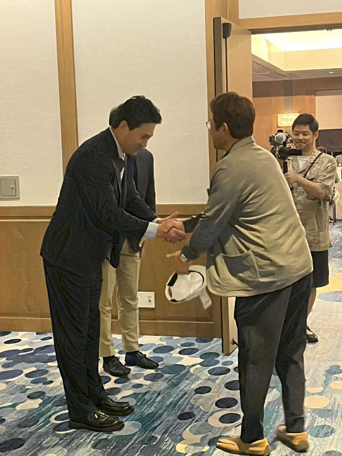 初参加の名球会総会を前に会場前であいさつする田中将大