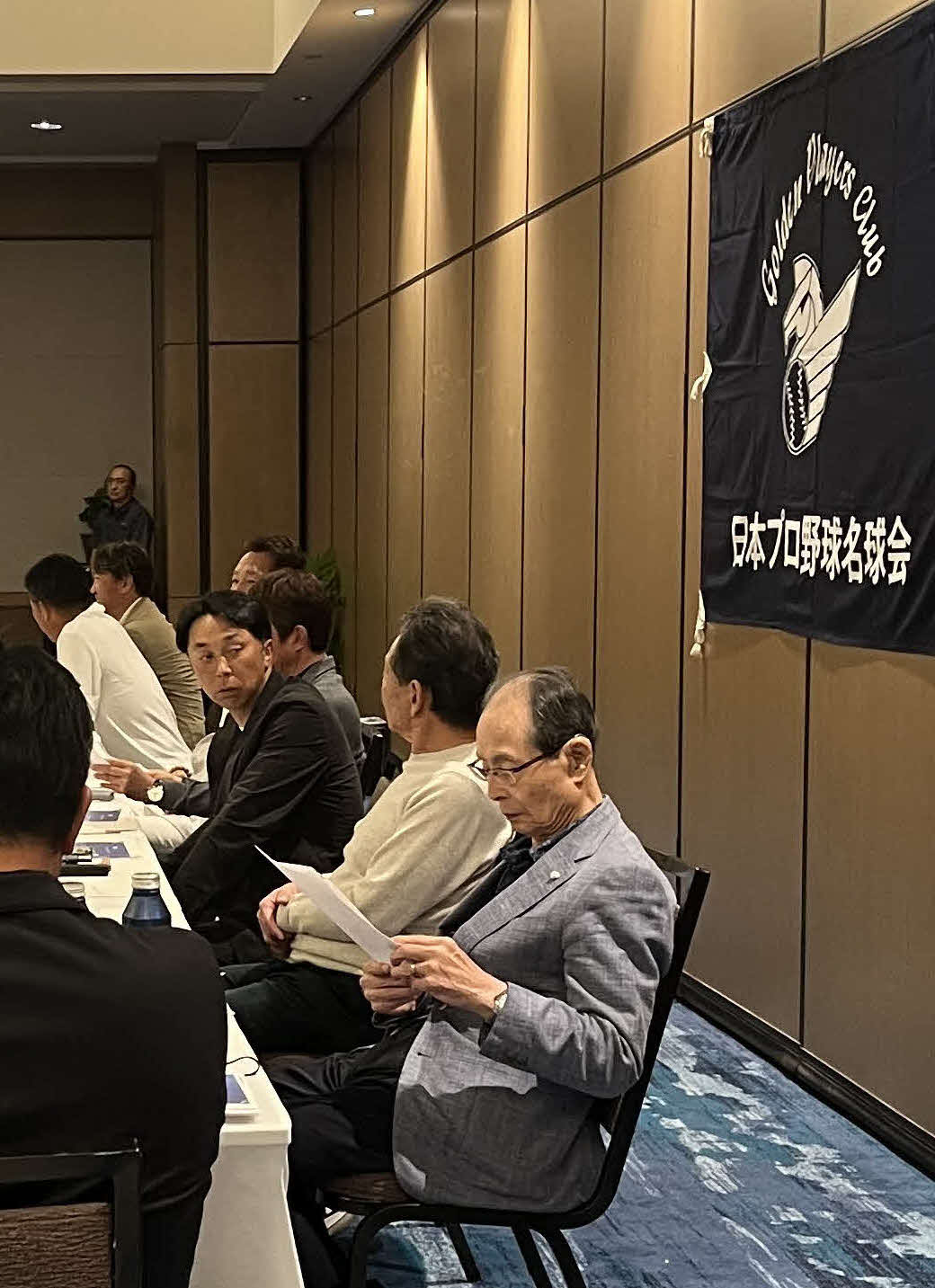 米ハワイで行われた日本プロ野球名球会総会に出席し、取材に応じるソフトバンク王球団会長（手前）（撮影・磯綾乃）