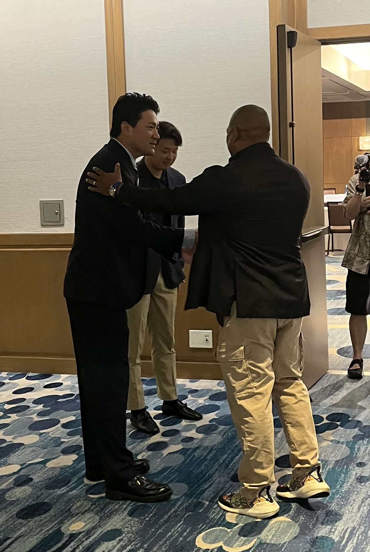 米ハワイで行われた日本プロ野球名球会総会に初出席し、アレックス・ラミレス氏にあいさつする巨人田中将大投手（左）（撮影・磯綾乃）
