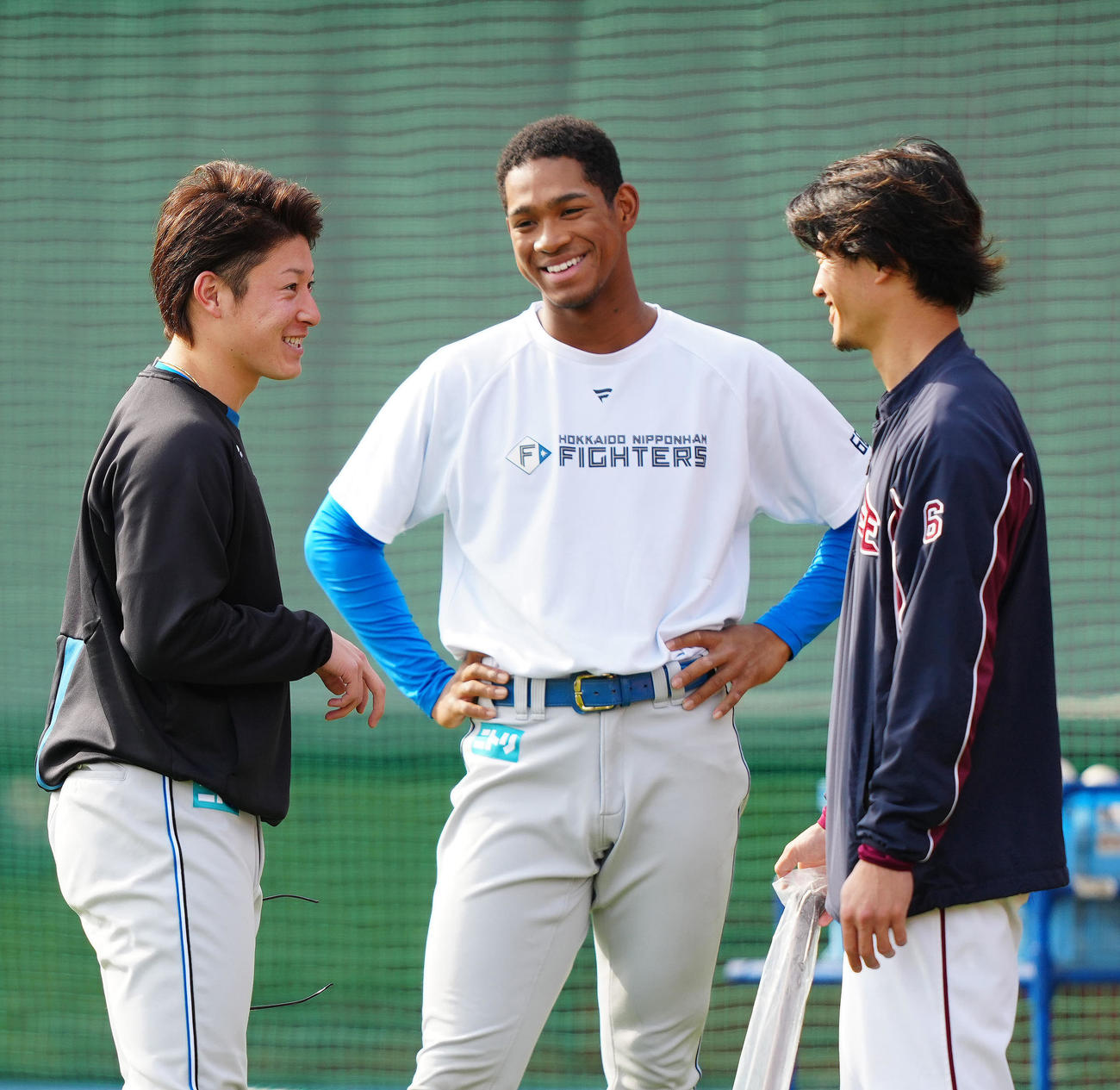 22年4月、試合前に談笑する楽天時代の西川（右）と日本ハム万波（中央）。左は現オリックスの吉田