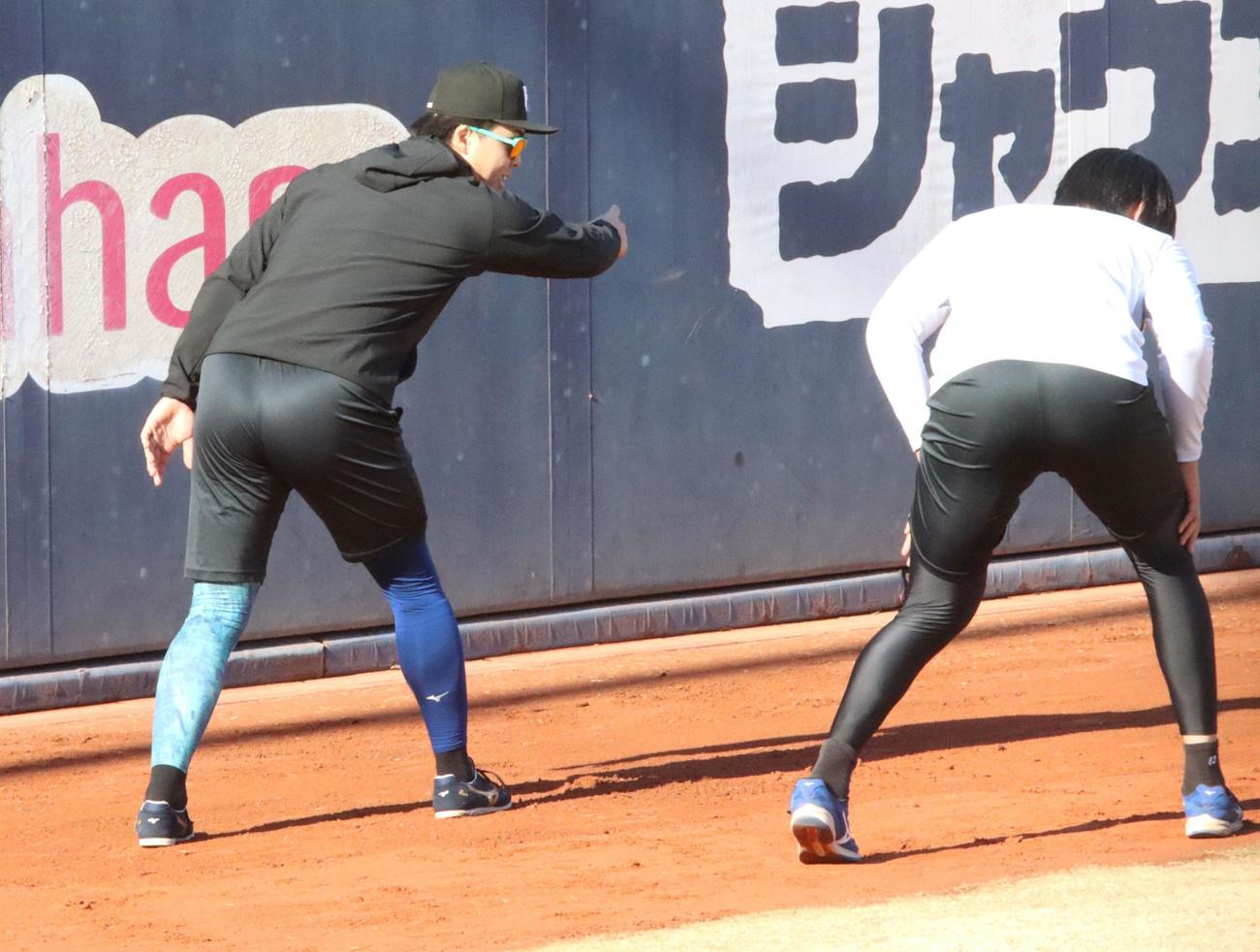 トレーニングをする日本ハム柴田（左）