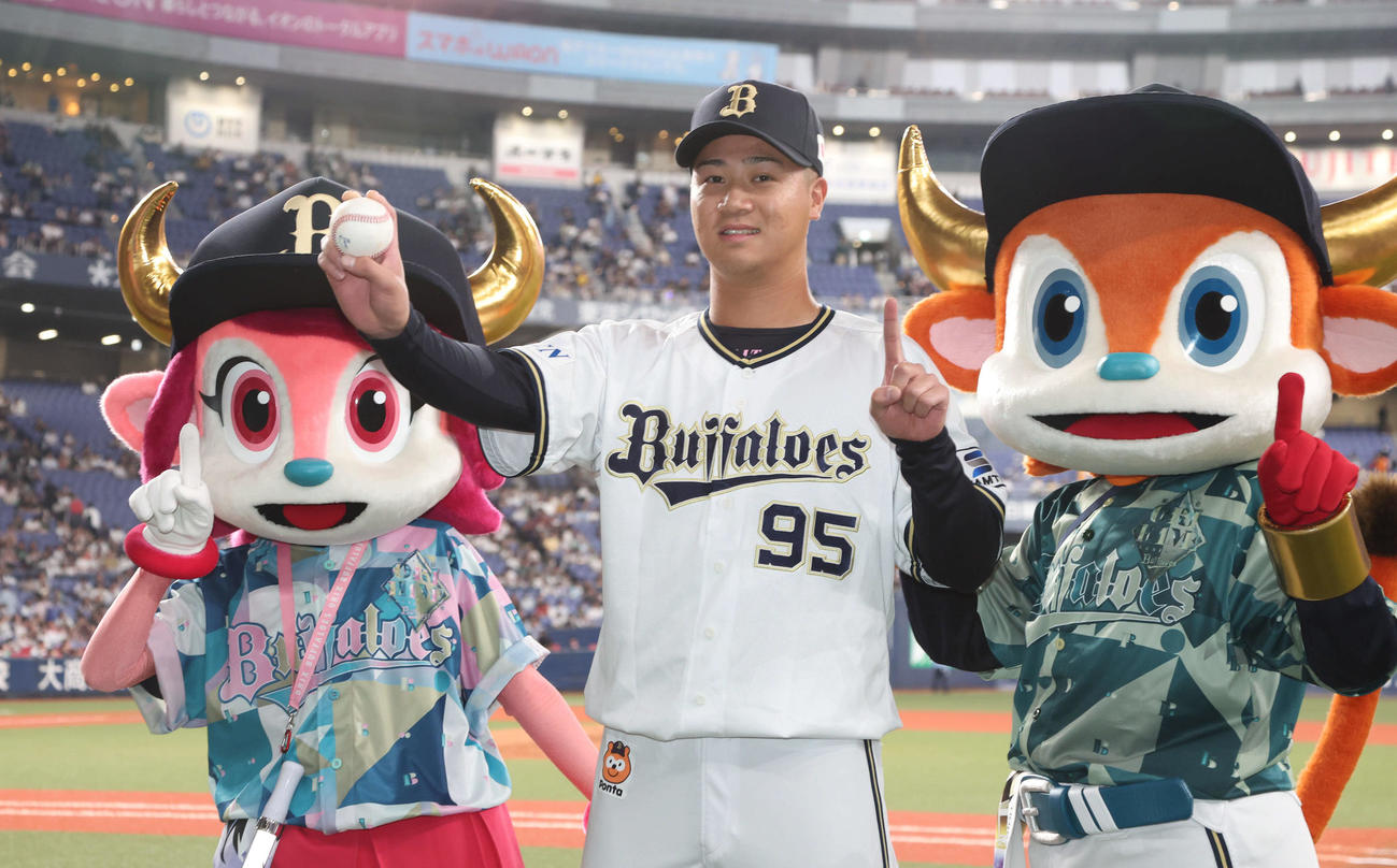 プロ初勝利のオリックス才木海翔は記念のボールを手に記念写真に納まる（25年6月28日撮影）