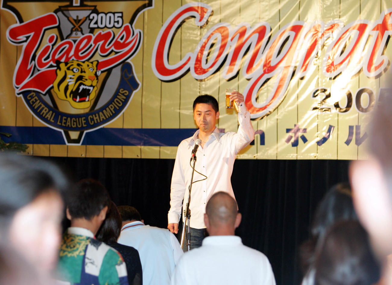 2005年阪神ハワイV旅行　夕方から行われたセリーグ優勝記念祝勝会で乾杯の音頭をとる今岡誠