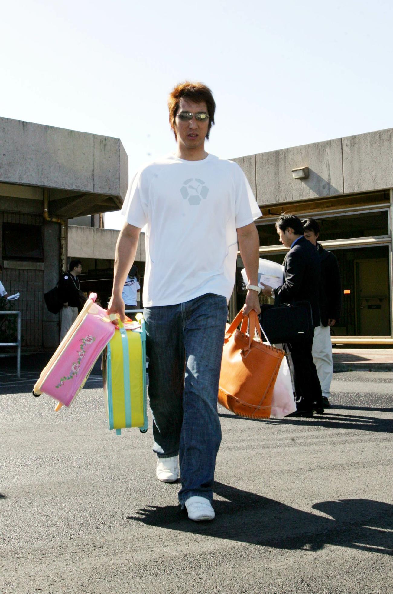 2005年阪神ハワイV旅行　子供たちの荷物を手にバスへ移動する藤川球児
