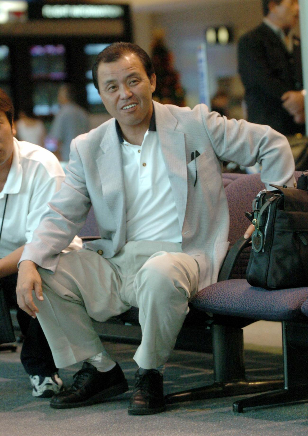 2003年阪神豪州V旅行　シドニー空港に到着し寛いだ様子を見せる岡田彰布監督