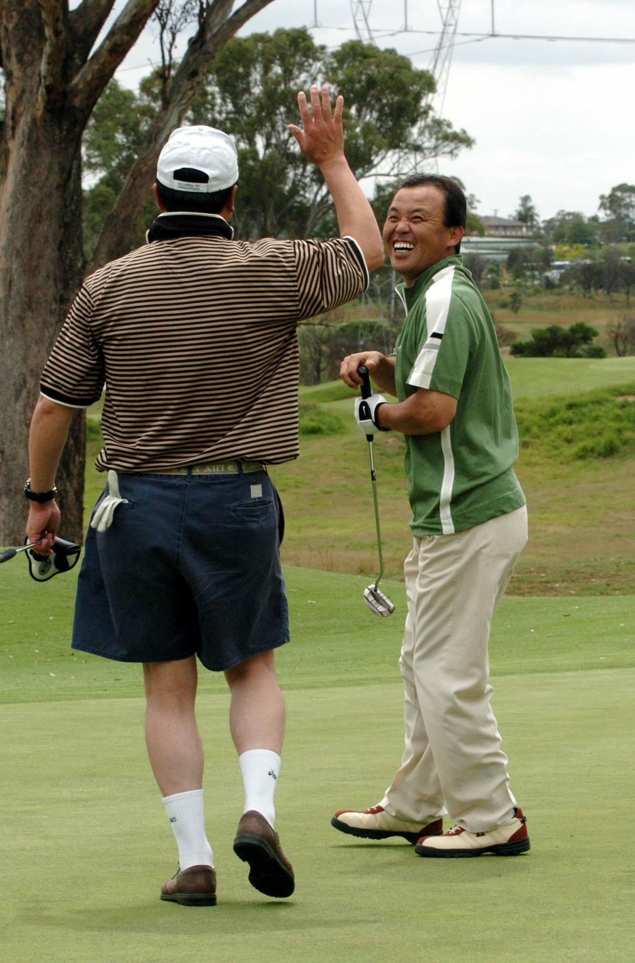 2003年阪神豪州V旅行　バーディーを奪い平田勝男コーチとハイタッチする岡田彰布監督