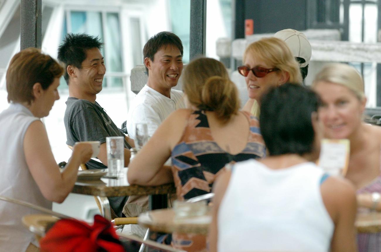 2003年阪神豪州V旅行　海辺のヨットハーバーでティータイムを楽しむ今岡誠（左）と桧山進次郎