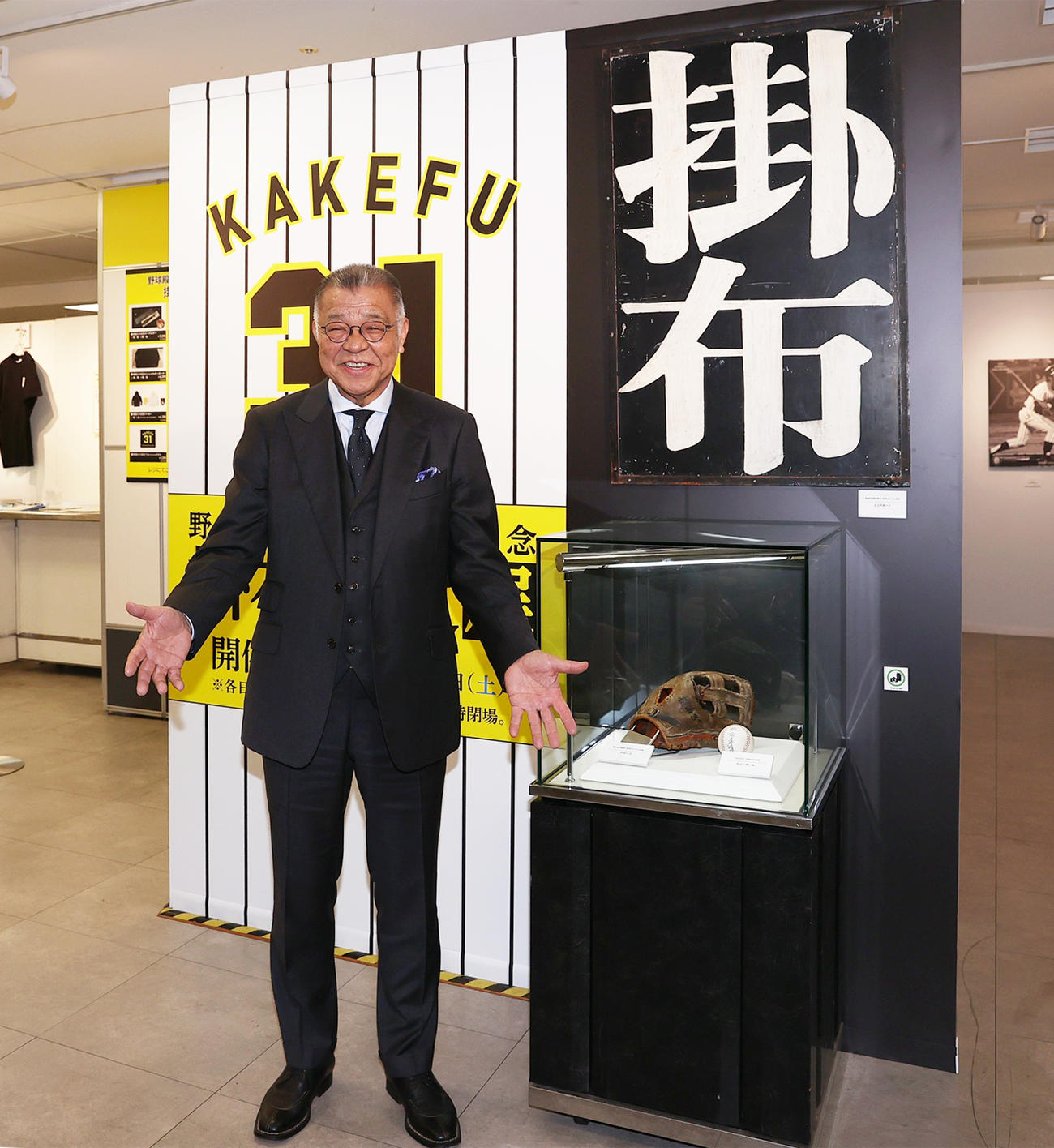 大阪高島屋で開催の「野球殿堂入り記念掛布雅之展」に訪れた阪神掛布OB会長（撮影・上山淳一）
