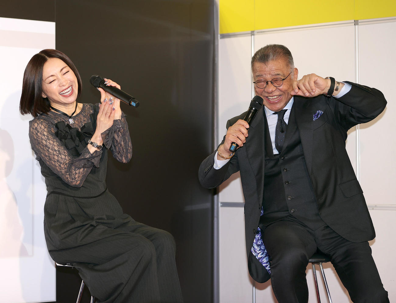大阪高島屋でトークショーする阪神掛布OB会長（右）と酒井法子（撮影・上山淳一）
