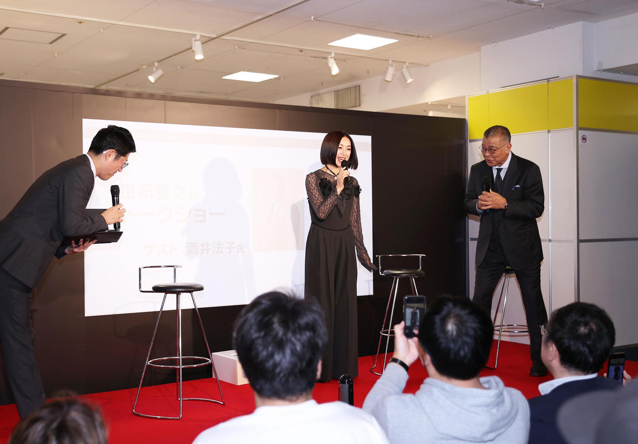 大阪高島屋でトークショーする阪神掛布OB会長（右）と酒井法子（撮影・上山淳一）