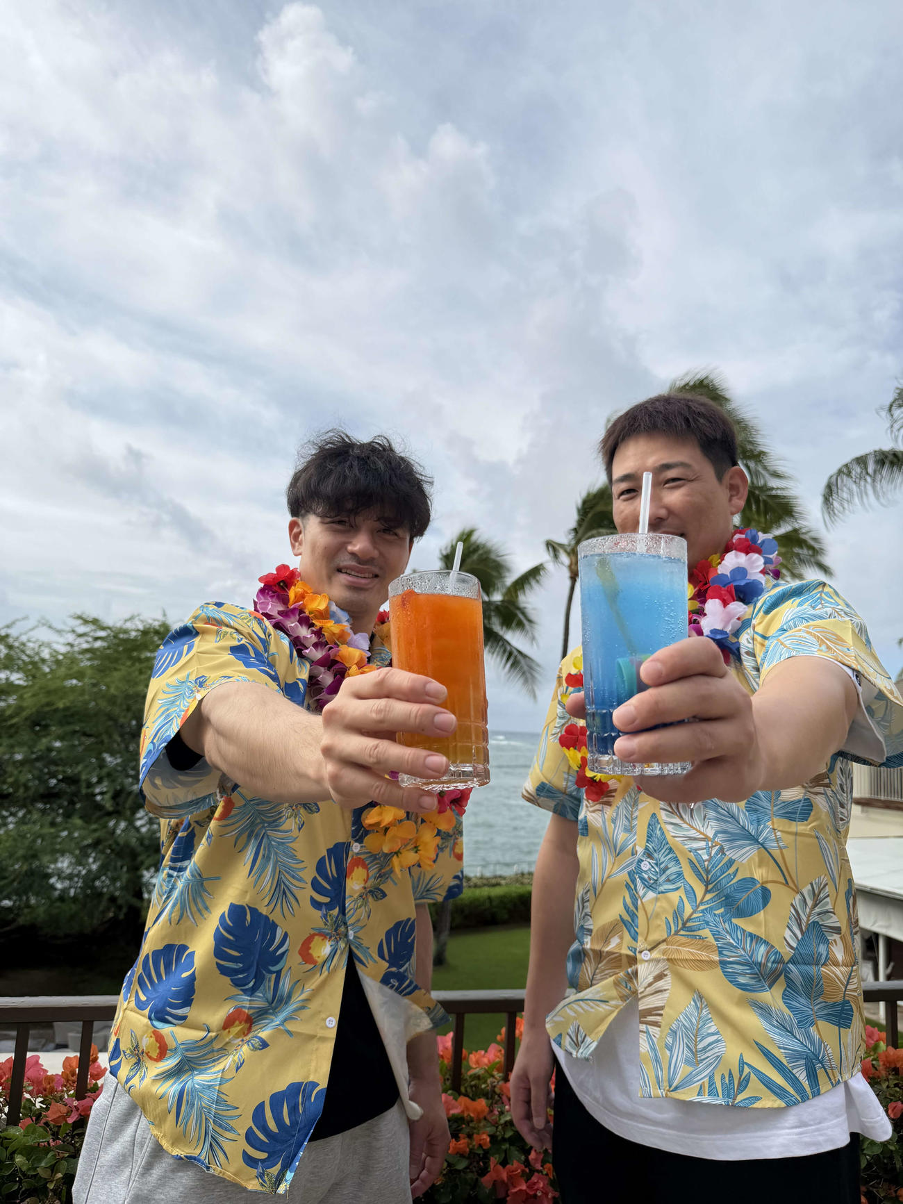 ハワイ優勝旅行でハレクラニオリジナルカクテルを手にする阪神岩崎（右）と坂本（撮影・磯綾乃）