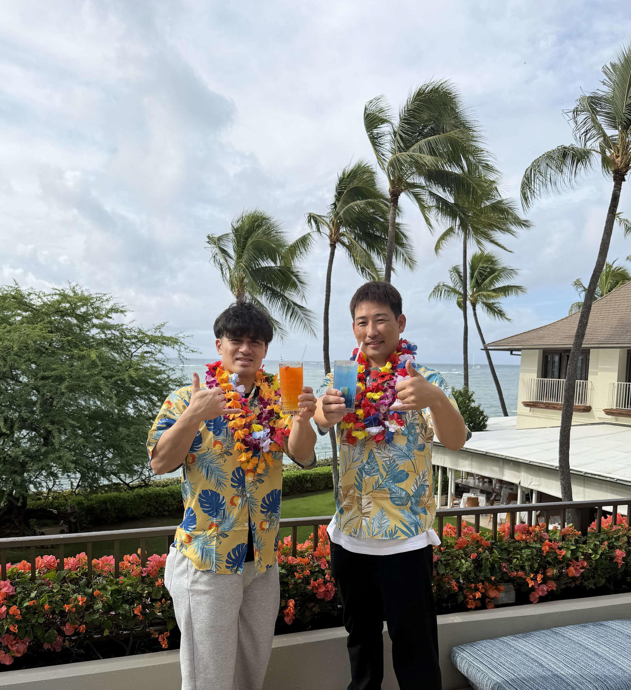 ハワイ優勝旅行でハレクラニオリジナルカクテルを手にする阪神岩崎（右）と坂本（撮影・磯綾乃）