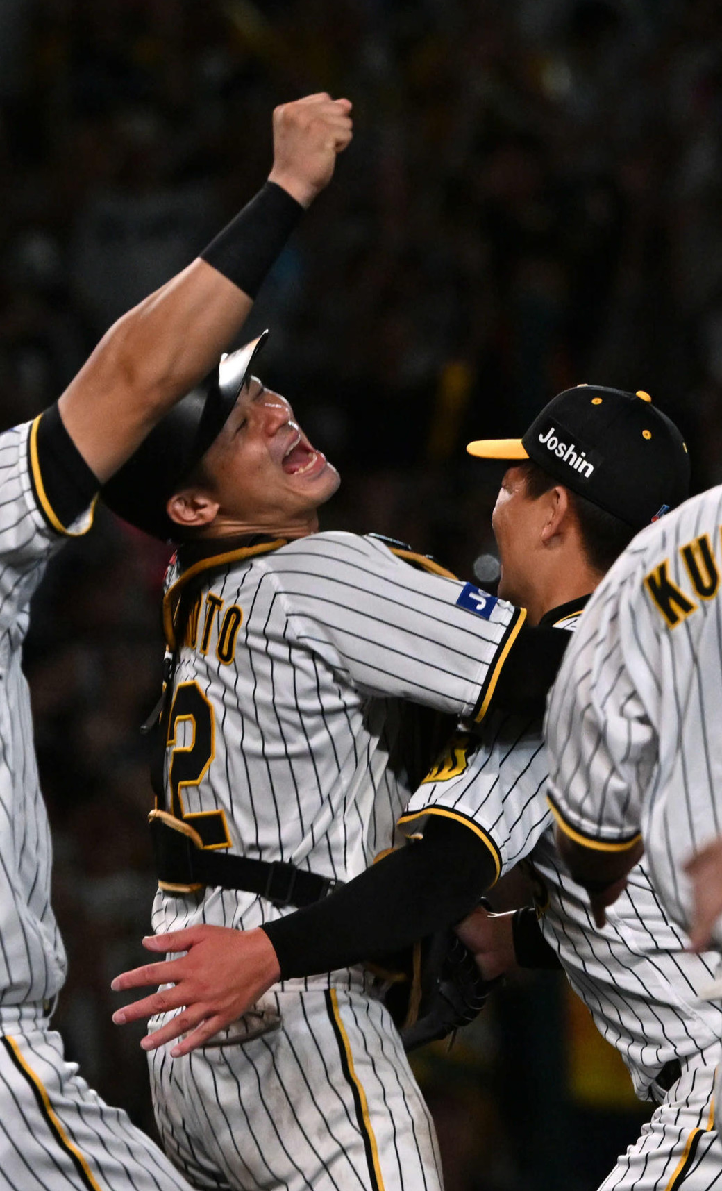 2023年9月14日、優勝を決めた岩崎（右）と坂本