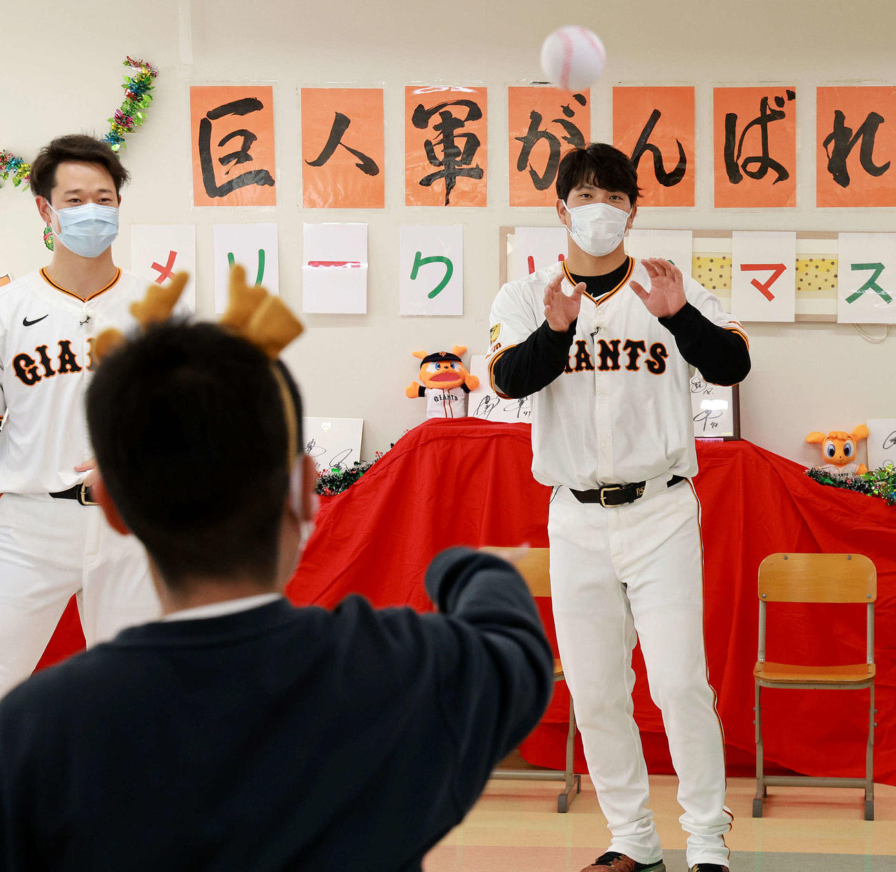 院内学級の子どもたちと交流した巨人中川（左）と大城卓（球団提供）