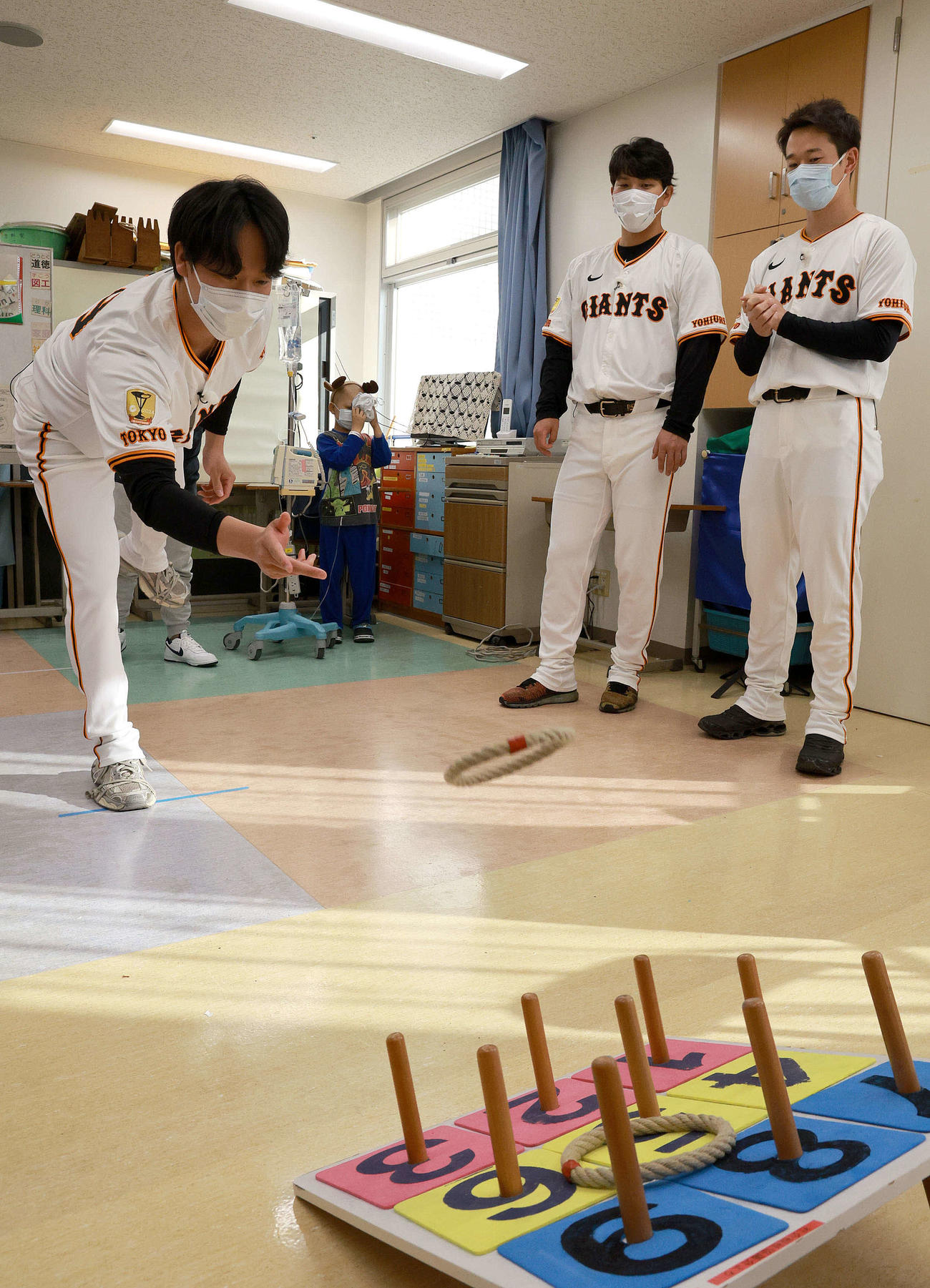 院内学級の子どもたちと交流した、左から巨人山崎、中川、大城卓（球団提供）