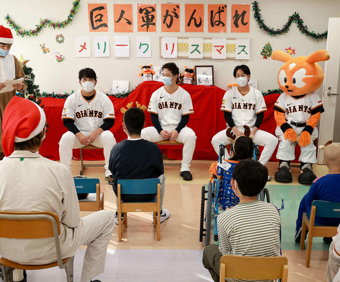 院内学級の子どもたちと交流した、左から巨人大城卓、中川、山崎（球団提供）