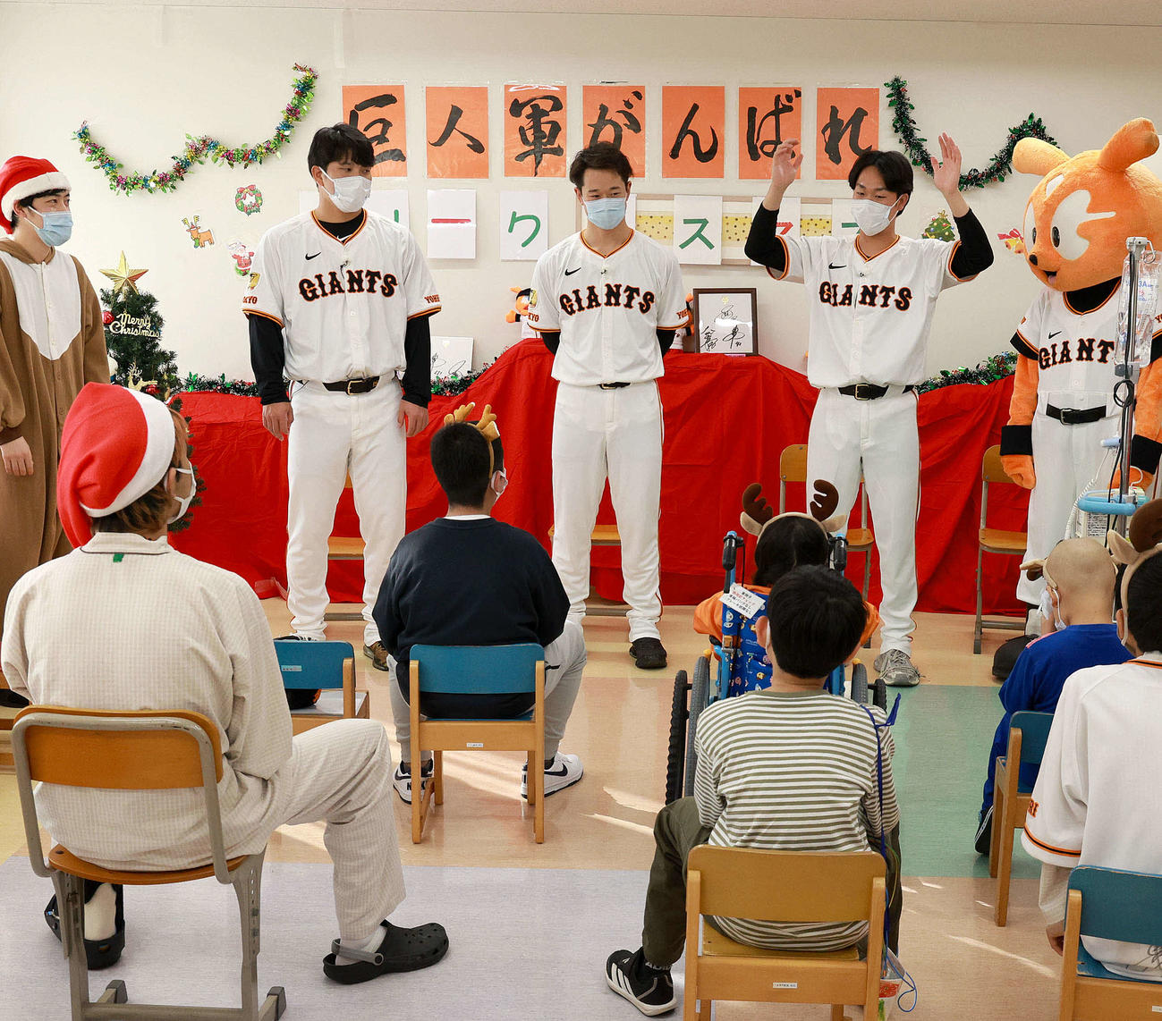 院内学級の子どもたちと交流した、左から巨人大城卓、中川、山崎（球団提供）
