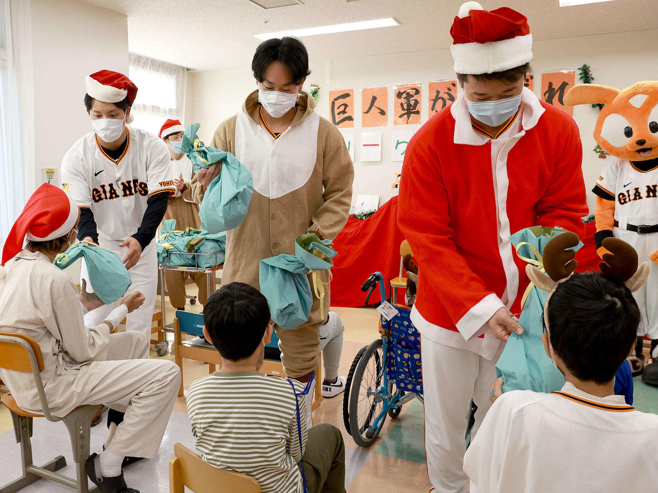 院内学級の子どもたちと交流した、左から巨人大城卓、山崎、中川（球団提供）