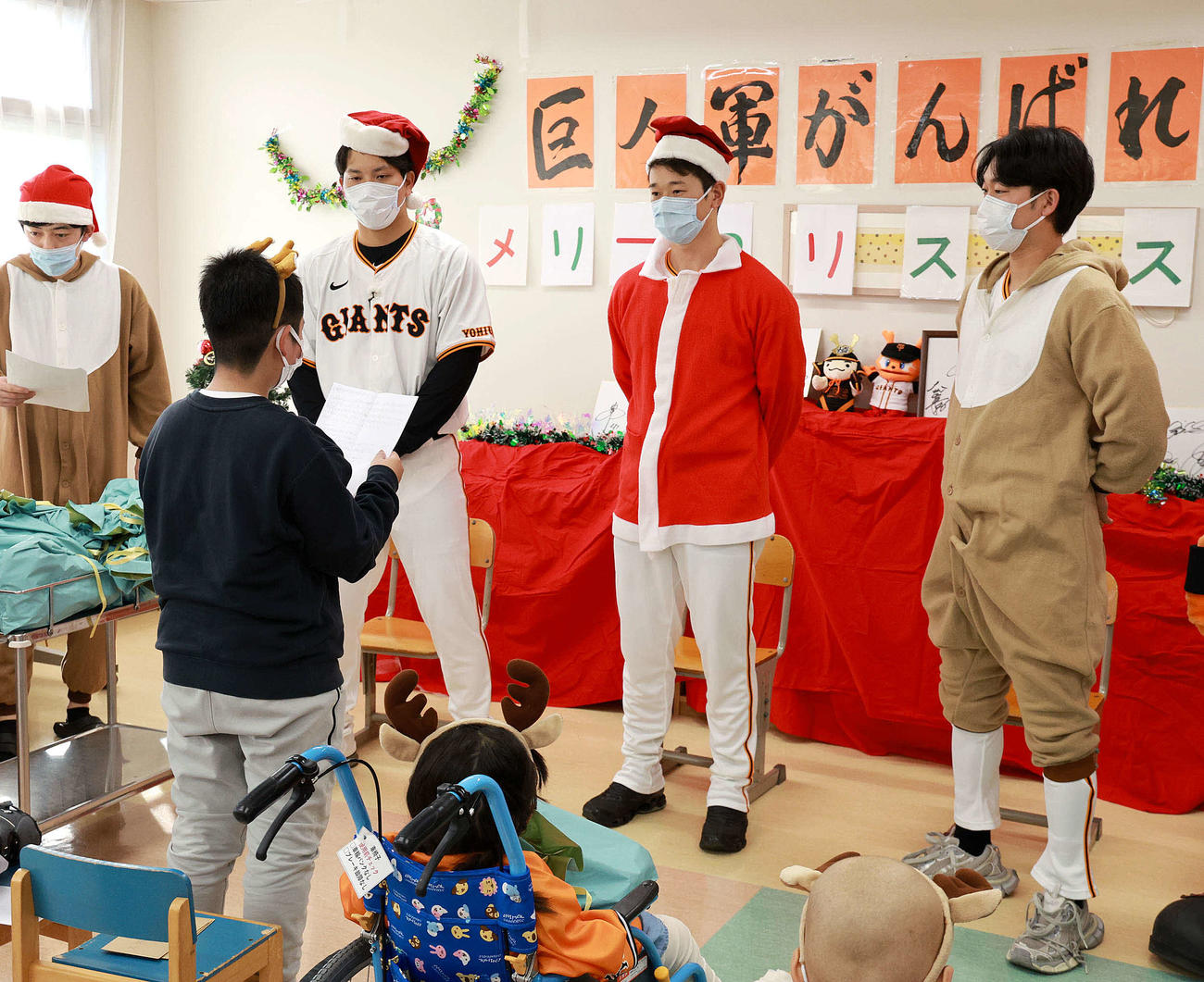 院内学級の子どもたちと交流した、左から巨人大城卓、中川、山崎（球団提供）