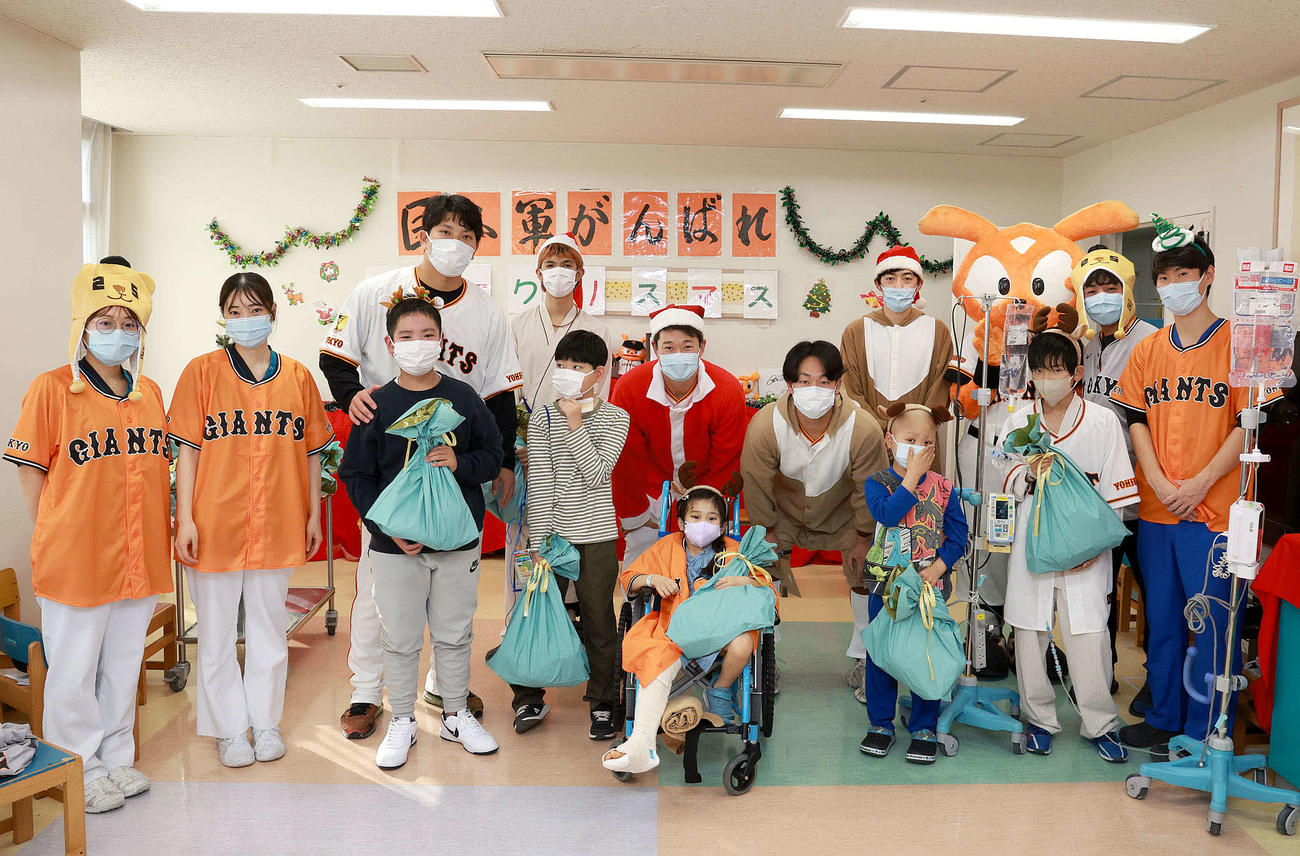 院内学級の子どもたちと交流した、巨人大城卓（左から3人目後）、中川（中央）、山崎（右から6人目）（球団提供）