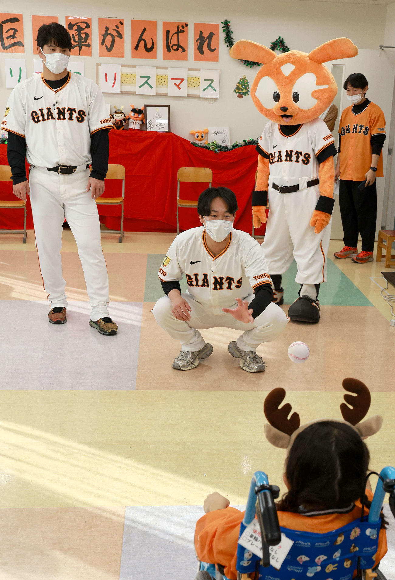 院内学級の子どもたちと交流した、巨人大城卓（左）と山崎（球団提供）